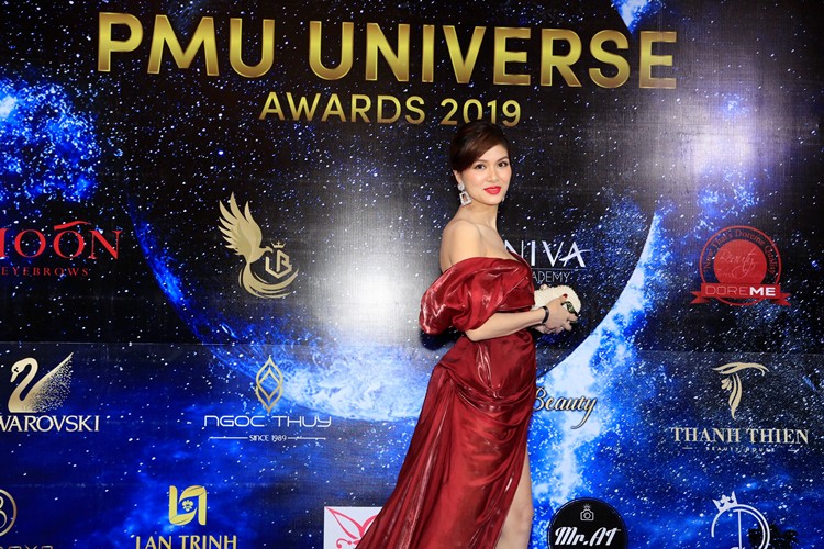 Nữ hoàng sắc đẹp thế giới Maria Hồ Oanh Yến nhận bằng Master Class cho ngành làm đẹp